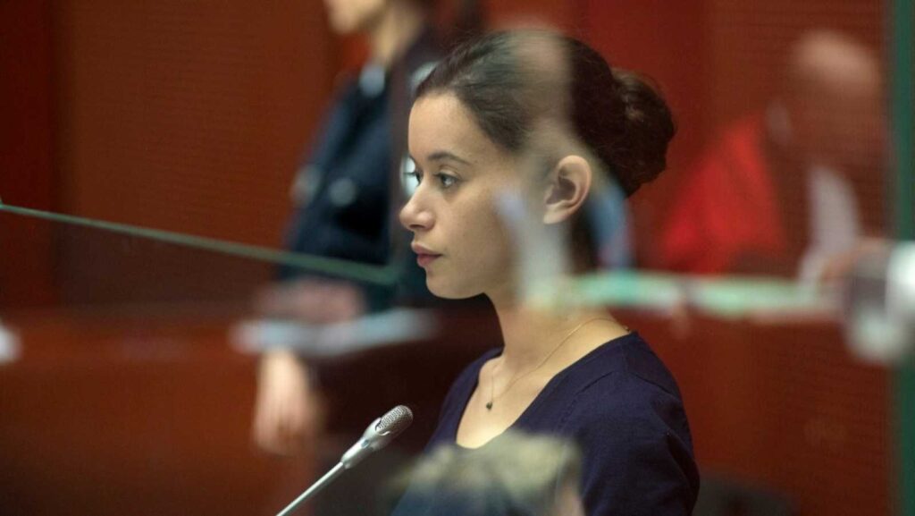 La chica del brazalete