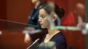 La chica del brazalete